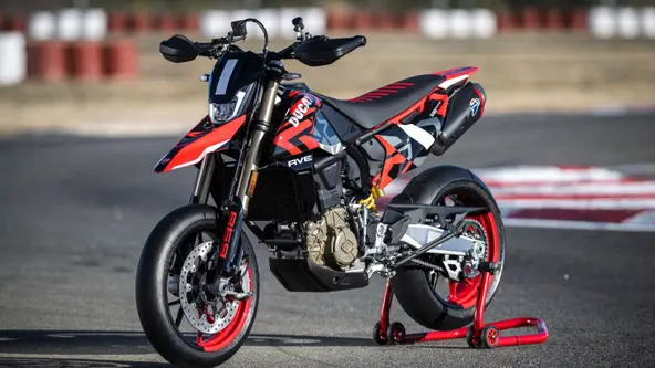 Hypermotard 698 Mono RVE herda um dos pistões que equipa motor da Panigale