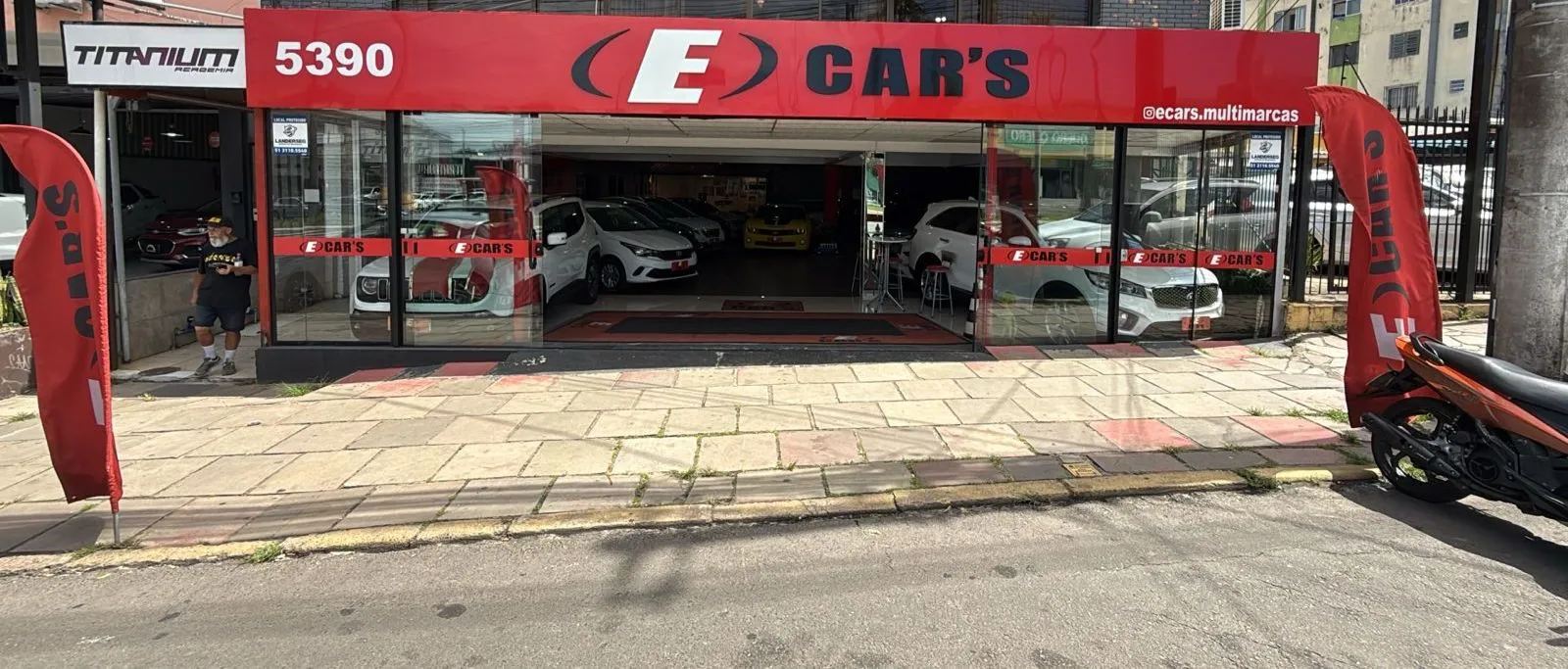 Fachada da loja Veículos à venda em Ecars - Porto Alegre - RS