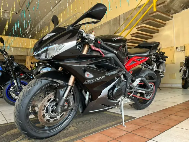Carro Triumph Daytona 2014 675i
