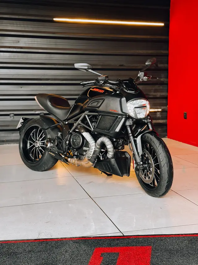 Carro Ducati Diavel 2018 1198 Dark