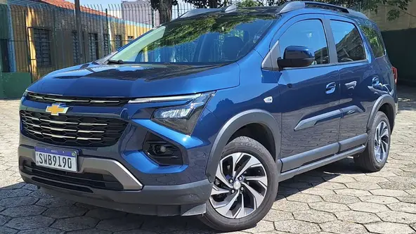 Minivan aposta no espaço para sete pessoas e confiabilidade, mas deve em desempenho