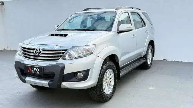 Carro Toyota Hilux SW4 2013 SRV 3.0 4X4 (7 Lugares)
