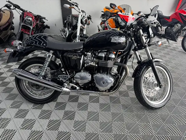 Carro Triumph Thruxton 2015 900