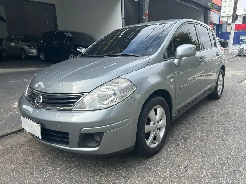 Nissan Tiida SL 1.8 (flex)