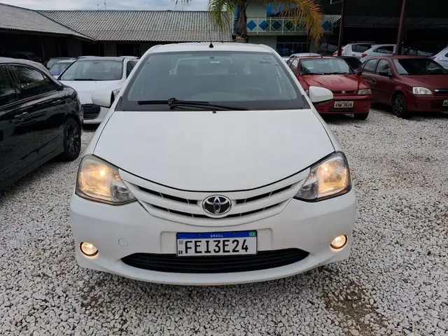 Carro Toyota Etios Sedan 2013 XS 1.5 (Flex)