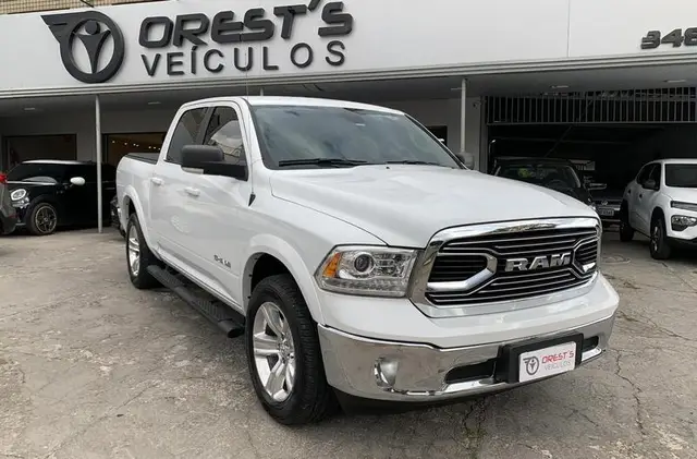 Carro RAM Classic 2023 Laramie 5.7