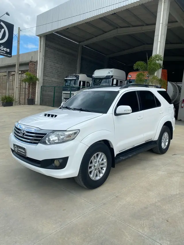 Carro Toyota Hilux SW4 2013 SRV 3.0 TDI 4X4 (5 Lugares)