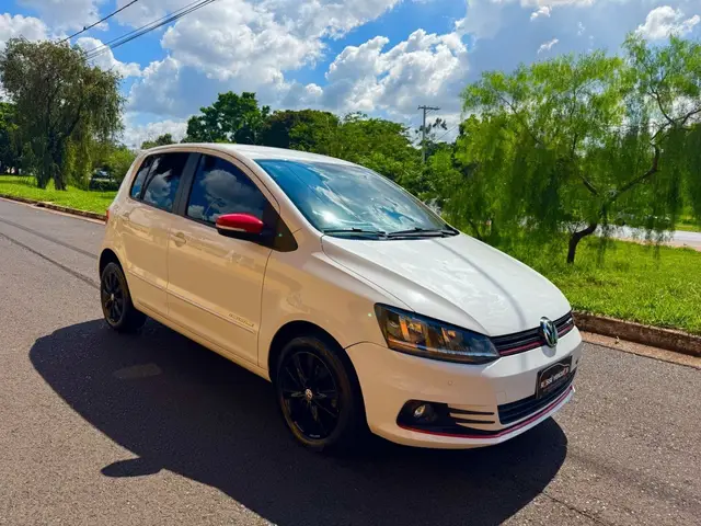 Carro Volkswagen Fox 2015 Comfortline I-Motion 1.6 MSI (Flex)