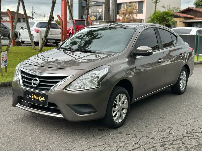 Nissan Versa 1.6 16V SV (Flex)