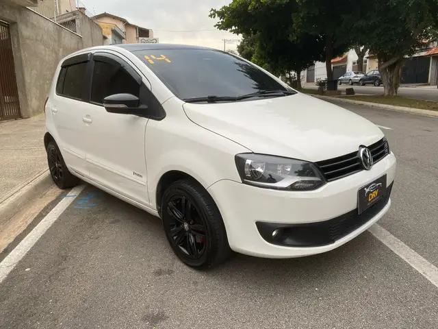 Carro Volkswagen Fox 2014 1.0 TEC (Flex) 4p
