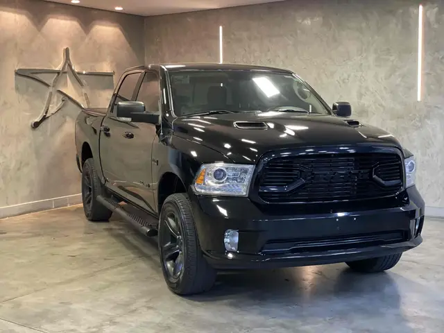 Carro RAM Classic 2022 Laramie Night Edition 5.7