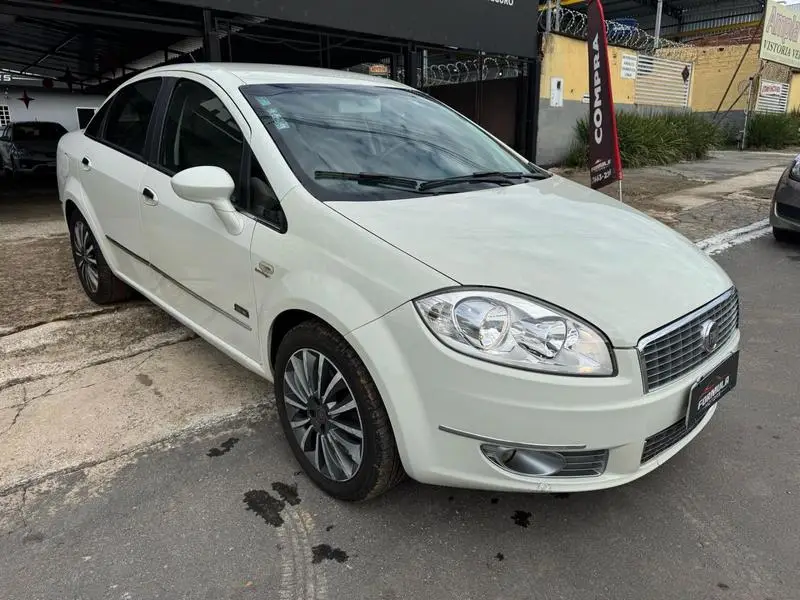 Fiat Linea ESSENCE Dualogic 1.8 Flex 16V 4p