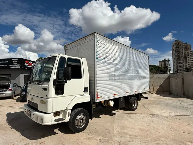 Carro Ford Cargo 712 2011 -T 4X2