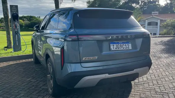 Novo rival de BYD Song Plus e GWM Haval H6, o Jaecoo 7 é mais um SUV médio com motorização híbrida