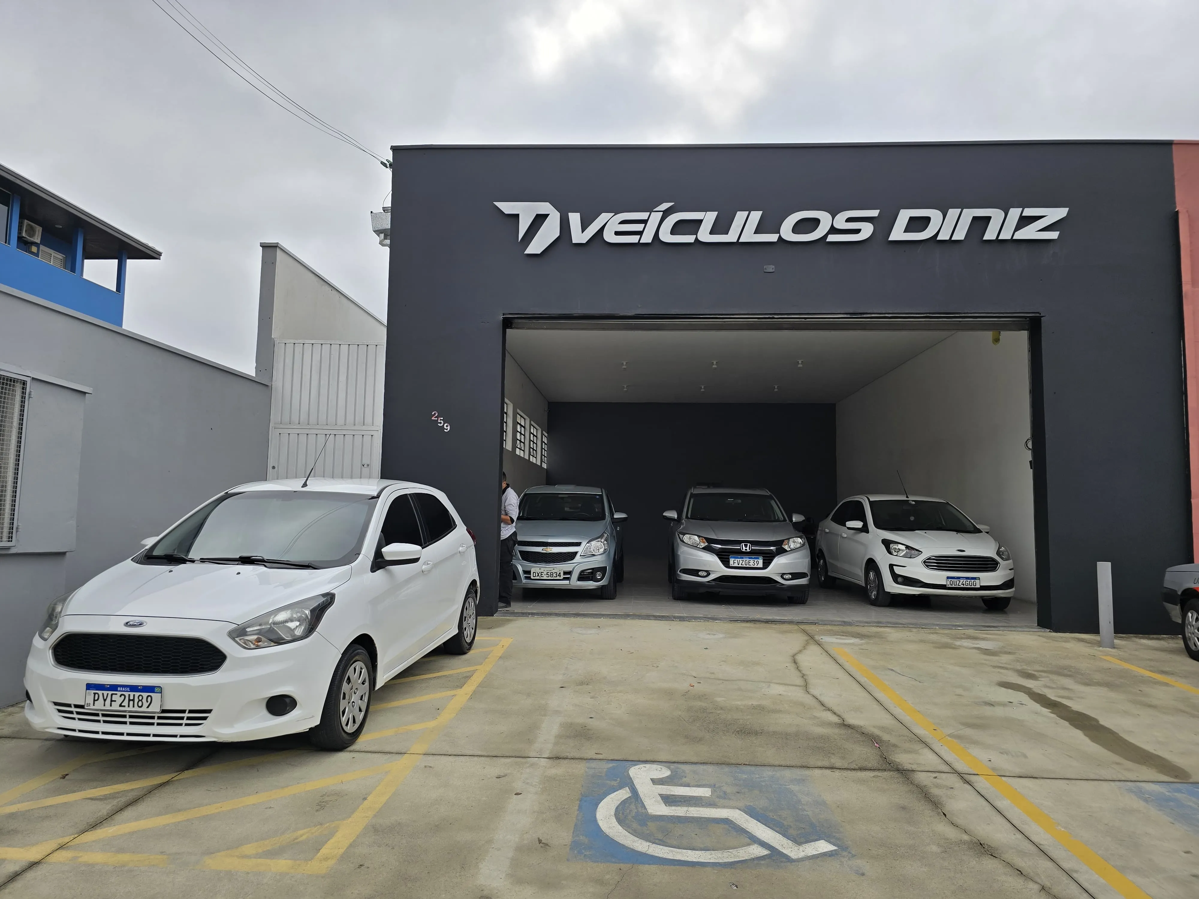 Fachada da loja VEÍCULOS DINIZ - São José dos Campos - SP