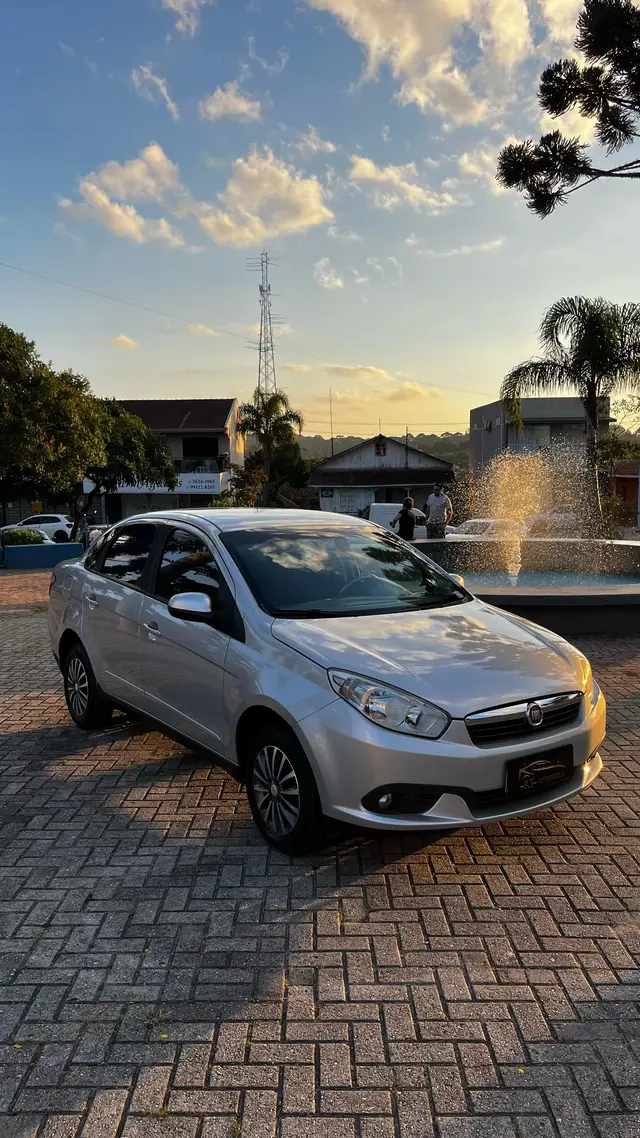 Carro Fiat Grand Siena 2013 Evo Attractive 1.4 8V (Flex)