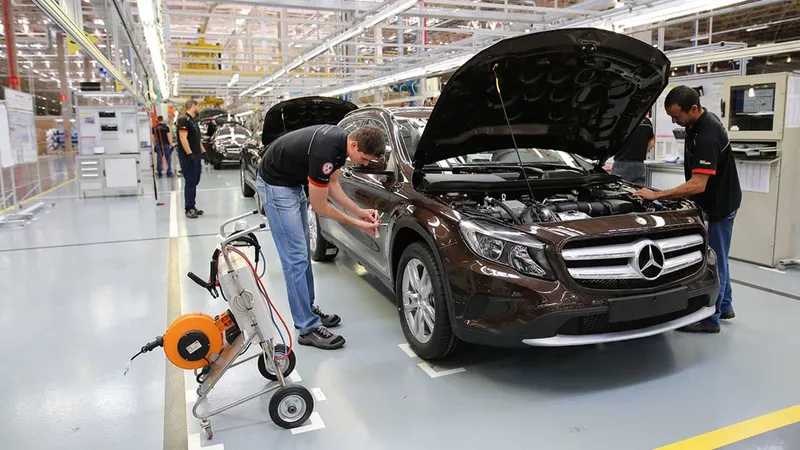 Mercedes fecha fábrica e encerra produção de carros no Brasil