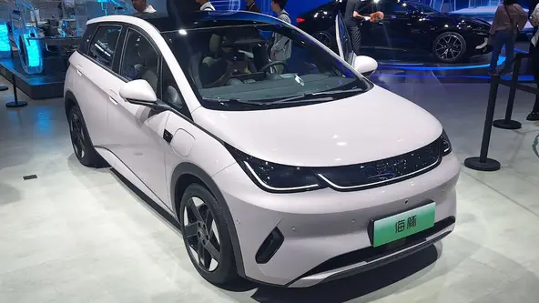 BYD Dolphin já tem cara nova do outro lado do mundo, e logo devemos ter novidades por aqui