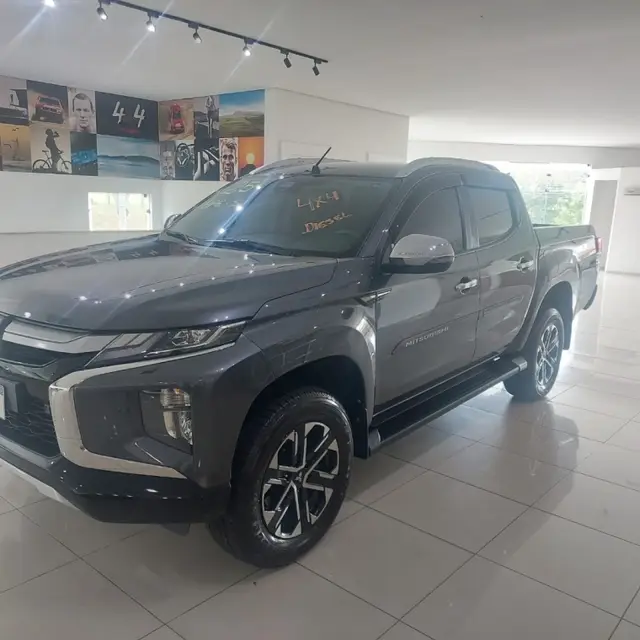 Carro Mitsubishi Triton 2025 HPE-S