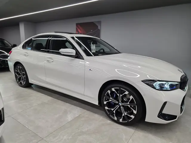 Carro BMW 330e 2025 M Sport 2.0 Turbo (Aut.) (Híb.)