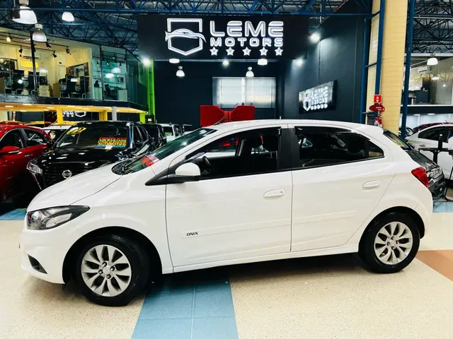 Carro Chevrolet Onix 2017 1.4 LT SPE/4 (Aut)