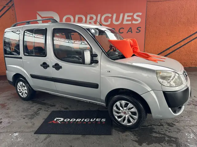 Carro Fiat Doblò 2012 Essence 1.8 16V (Flex)