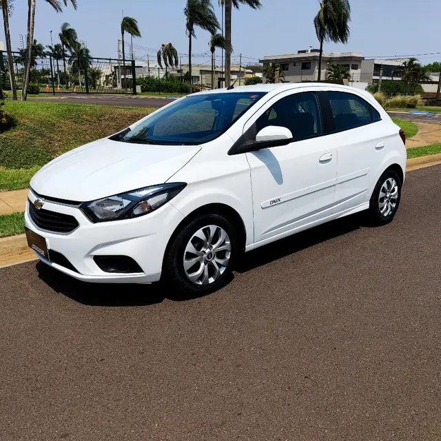 Carro Chevrolet Onix 2017 1.4 LT SPE/4 (Aut)