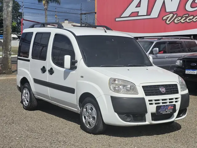 Carro Fiat Doblò 2017 Essence 1.8 7L (Flex)