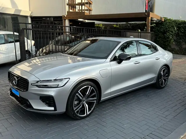 Carro Volvo S60 2021 R-Design 2.0 T8 Hybrid (Aut)