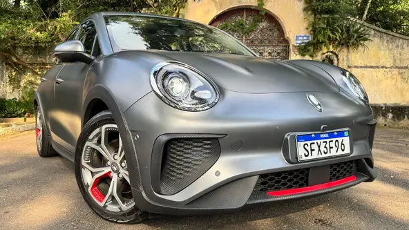 Hatch elétrico tem mudanças no nome e ganha item que é sonho de muitos carros 