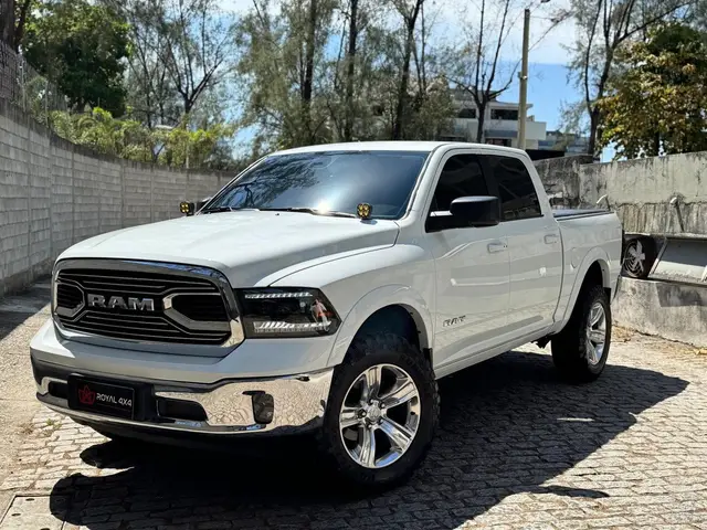 Carro RAM Classic 2023 Laramie 5.7