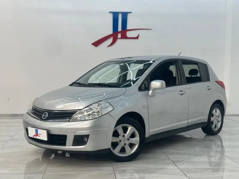 Nissan Tiida S 1.8 (flex)