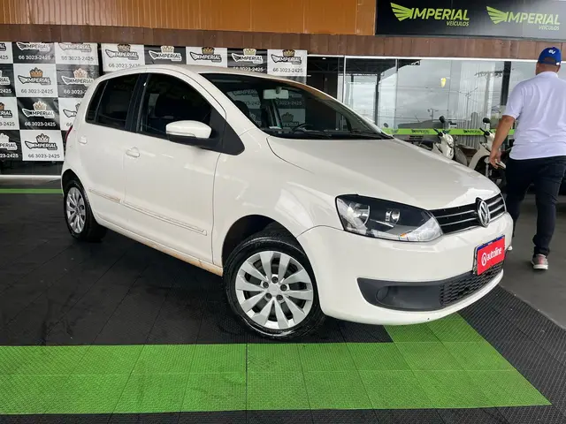 Carro Volkswagen Fox 2014 1.0 TEC (Flex) 4p