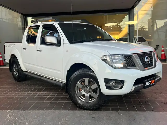 Carro Nissan Frontier 2015 2.5 TD CD 4x4 SV Attack (Aut)