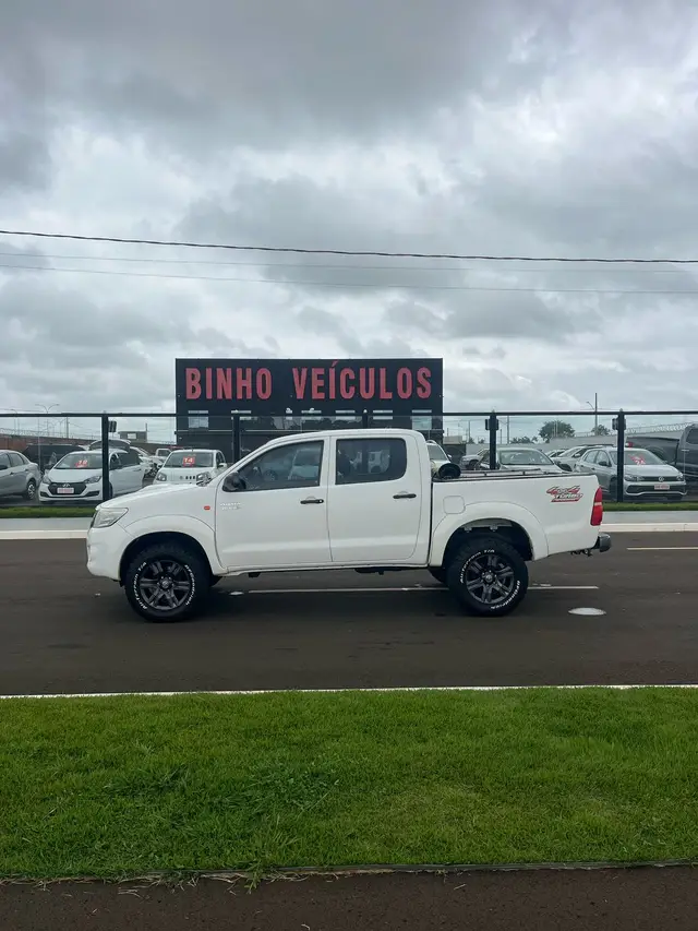 Carro Toyota Hilux Cabine Dupla 2014 Hilux 3.0 TDI 4x4 CD STD