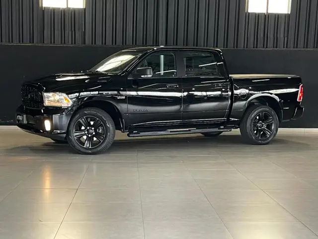 Carro RAM Classic 2022 Laramie Night Edition 5.7