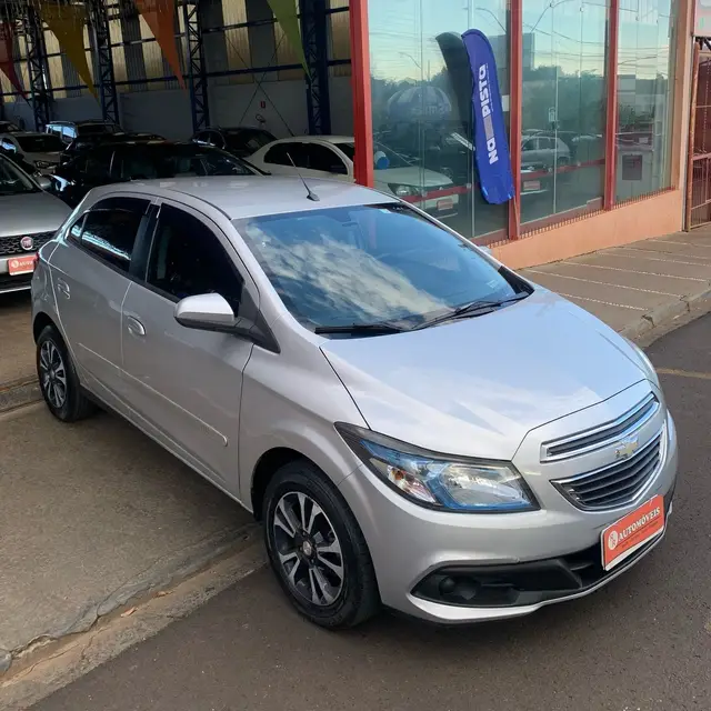 Carro Chevrolet Onix 2013 1.4 LT SPE/4
