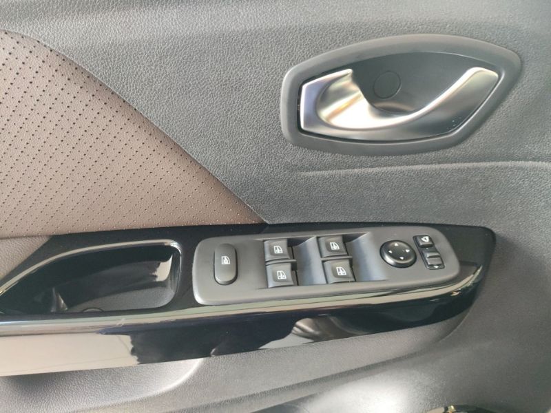 Captur Iconic 1.3 Turbo (flex) (Aut)12