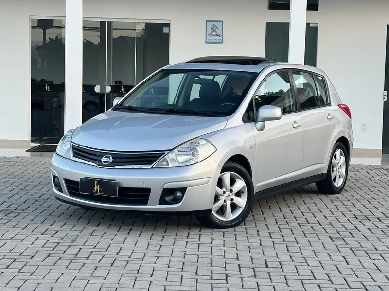 Nissan Tiida SL 1.8 (flex)