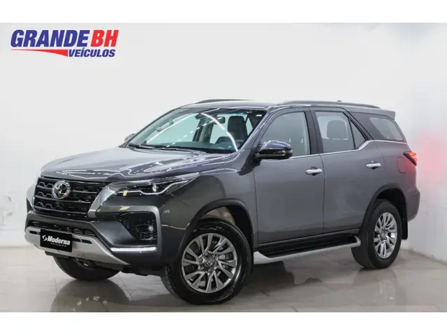 Carro Toyota SW4 2022 SRX 2.8 turbodiesel 7L 4x4 (Aut)