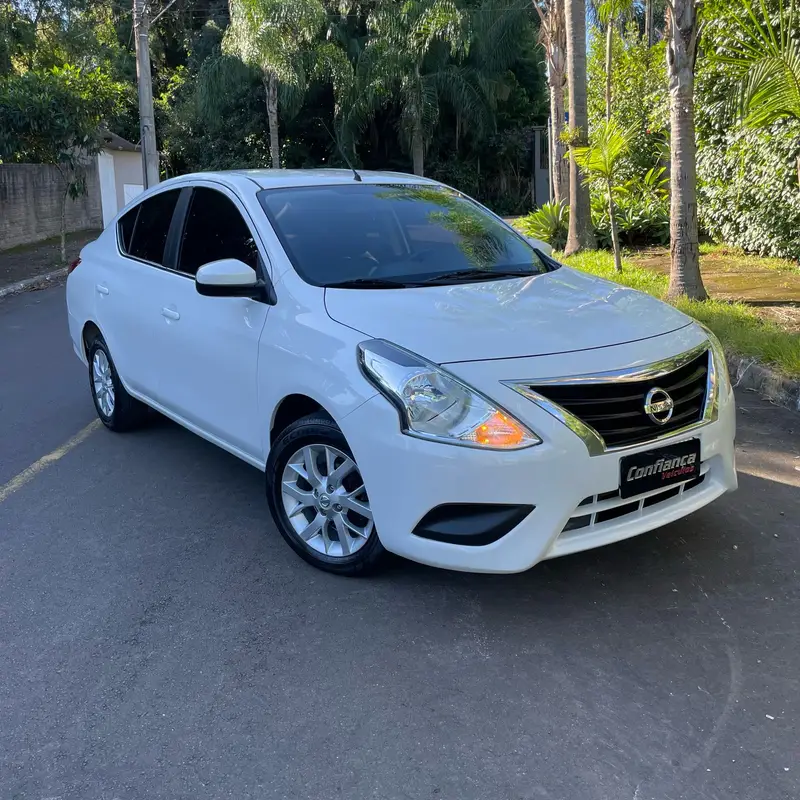 Nissan Versa 1.6 16V SV (Flex)
