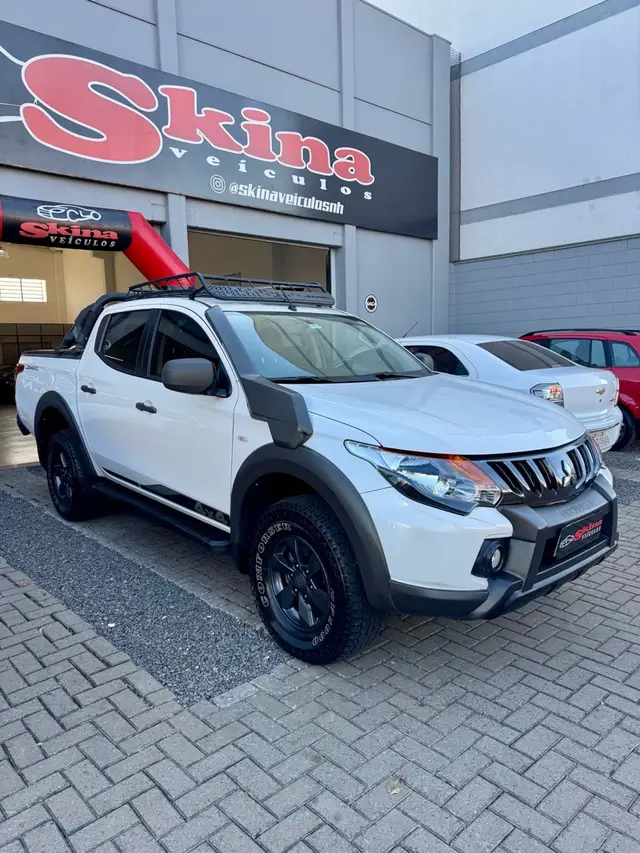 Carro Mitsubishi L200 Triton Savana 2022 Savana 2.4 Turbo 4X4 (Aut)