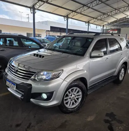 Carro Toyota Hilux SW4 2013 SRV 3.0 TDI 4X4 (5 Lugares)