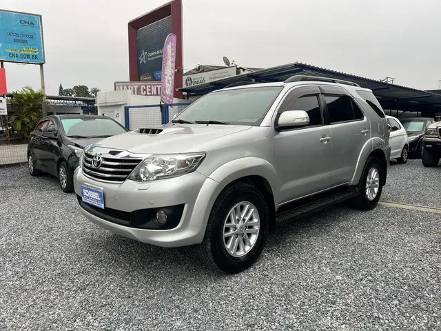 Carro Toyota Hilux SW4 2013 SRV 3.0 TDI 4X4 (5 Lugares)