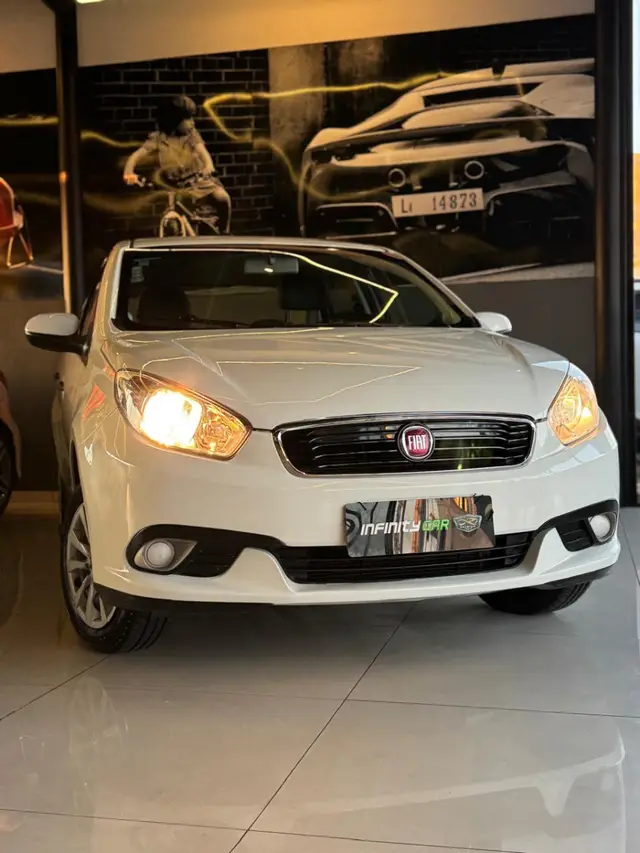 Carro Fiat Grand Siena 2018 Attractive 1.0 (Flex)