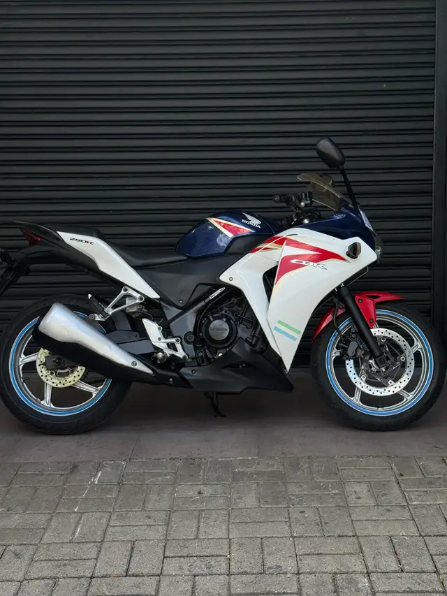 Carro Honda CBR 250R 2012 Standard