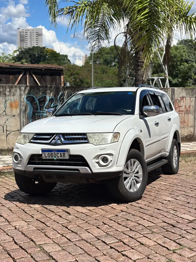 Carro Mitsubishi Pajero Dakar 2015 3.2 HPE 4WD (Aut)