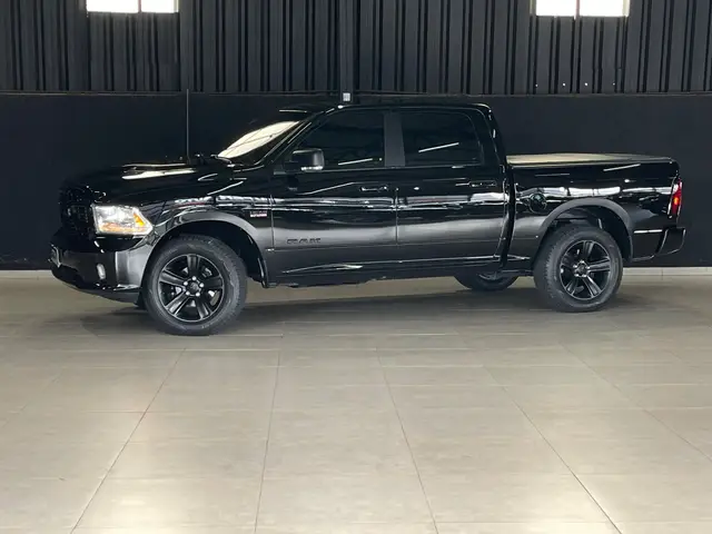 Carro RAM Classic 2022 Laramie Night Edition 5.7