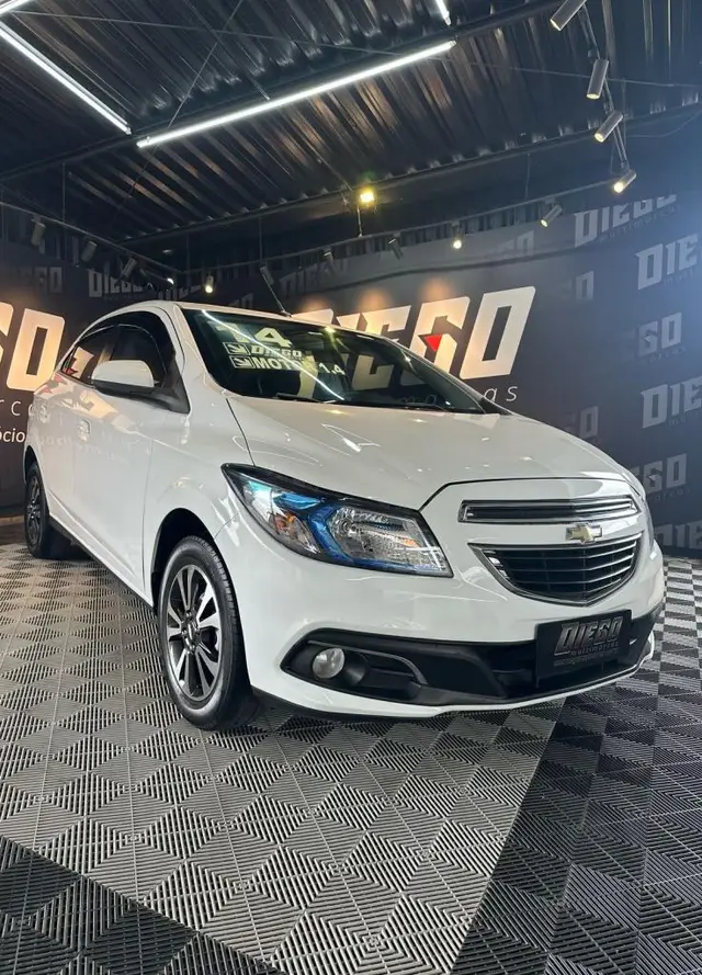 Carro Chevrolet Onix 2014 HATCH LTZ 1.4 8V FlexPower 5p Mec.
