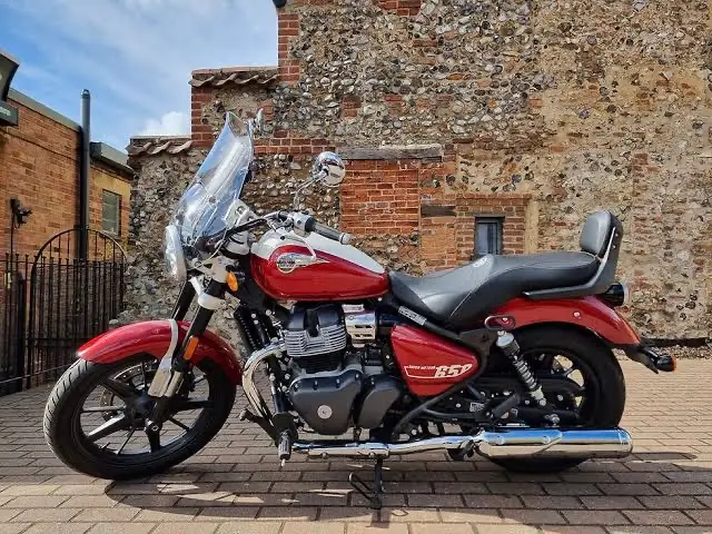 Carro Royal Enfield Super Meteor 2025 Astral